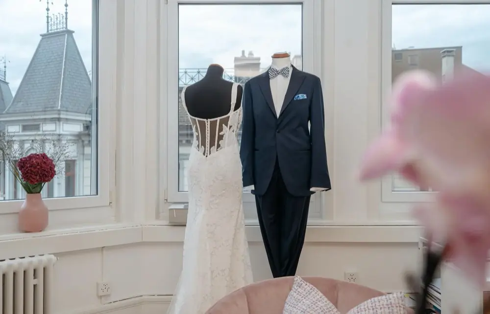 Brautkleid mit Spitze und dunkelblauer Hochzeitsanzug