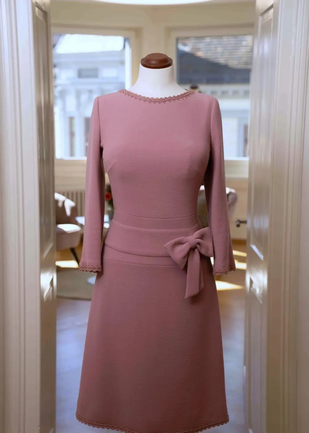 Kleid in Altrosa mit Schleife an der Taille