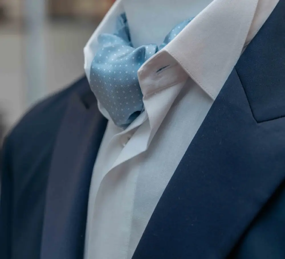 Dunkelblaues Sakko mit hellblauem Hemd und Foulard
