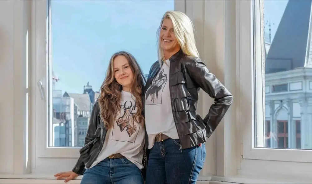 Partnerlook in schwarzen Lederjacken