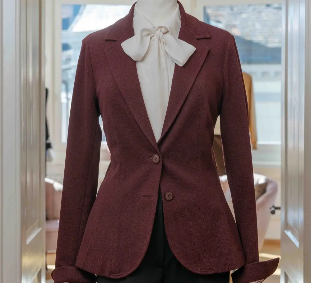 Blazer in Bordeaux über weisser Bluse